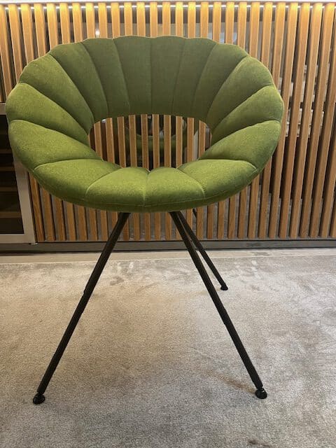 Esstischstuhl gepolstert und feststehend Esstischstuhl gepolstert und feststehend